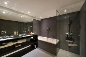 Bathroom sa Hotel Vitznauerhof - Lifestyle Hideaway at Lake Lucerne