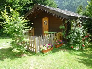 En hage utenfor Chalet Alpine Rose