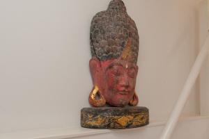 a statue of a head sitting on a shelf at Apartment Naarden-Vesting in Naarden