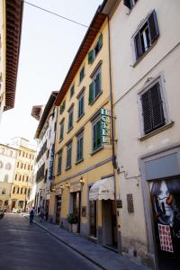 ein Gebäude in einer Straße neben einer Straße in der Unterkunft Hotel Nizza in Florenz