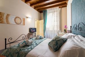 een slaapkamer met een bed en een televisie. bij B&B Residenza Di Via Fontana in Lucca