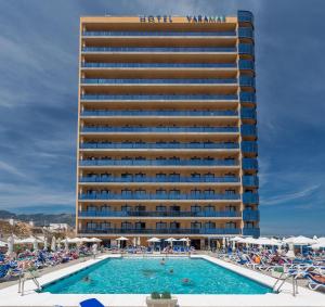 un hotel con piscina di fronte a un edificio di Hotel Yaramar - Adults Recommended a Fuengirola