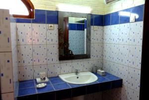 A bathroom at Eco Lodge Les Chambres Du Voyageur