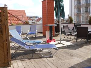 un grupo de sillas y una mesa en un patio en Hotel Villa Weststrand, en Borkum