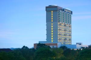 un edificio alto con una señal sonora. en Aston Solo Hotel, en Solo