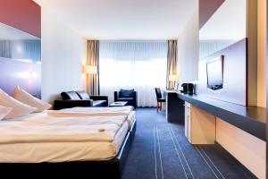 Uma cama ou camas num quarto em Novina Hotel Herzogenaurach Herzo-Base