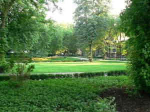 un parco verde con alberi e un prato di Stadt-Gut-Hotel Zum Rathaus a Oberhausen