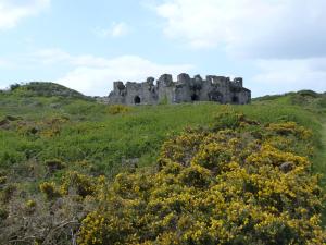 een oud kasteel bovenop een grasheuvel bij Penty de l'Aber in Crozon