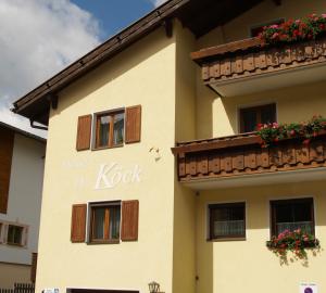 um edifício com flores ao lado em Köcks Bed & Breakfast em Galtür