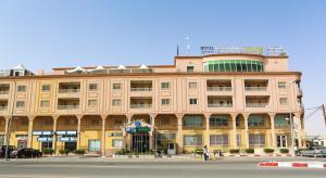 ein großes Gebäude vor einer Straße in der Unterkunft Hotel Mauricenter Nouakchott in Nouakchott