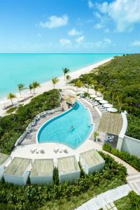 Peldbaseins naktsmītnē The Shore Club Turks & Caicos vai tās tuvumā