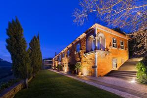 een gebouw met een trap daarheen bij Quinta do Vallado - Douro Wine Hotel in Peso da Régua