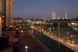 - un balcon avec vue sur la ville la nuit dans l'établissement Hotel AMANO Grand Central, à Berlin