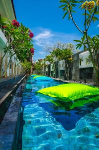 Swimming pool sa o malapit sa Blue Marlin Dive Resort Trawangan