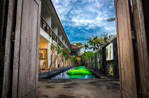 Swimming pool sa o malapit sa Blue Marlin Dive Resort Trawangan