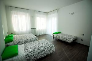 Un pat sau paturi într-o cameră la Green Bed Bergamo Guest House & Residence