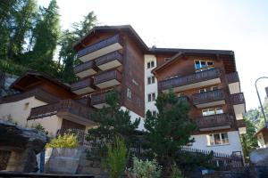 budynek z balkonami po jego stronie w obiekcie Bolero Appartements w mieście Zermatt