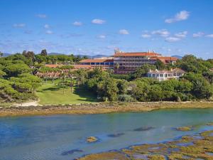 - une vue aérienne sur le complexe depuis l'eau dans l'établissement Hotel Quinta do Lago, à Quinta do Lago