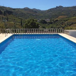 The swimming pool at or close to Quinta do Fôjo