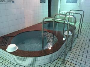 uma piscina de água num chuveiro numa casa de banho em Capsule&Spa Grand Sauna Hiroshima (Male Only) em Hiroshima