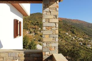 ein Fenster eines Hauses mit Bergblick in der Unterkunft Archontiko Xantha in Makrinítsa