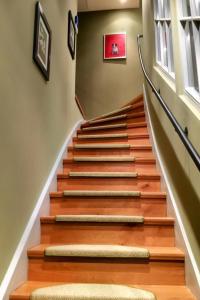 une cage d'escalier avec des marches en bois et une fenêtre dans l'établissement Hotel Zur Alten Brücke, à Heidelberg