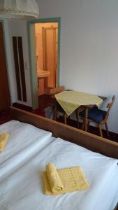 - une chambre avec un lit avec un miroir et une table dans l'établissement Pension Sonnengrund, à Reifnitz