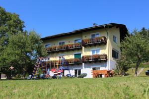 un bâtiment avec une échelle devant lui dans l'établissement Pension Sonnengrund, à Reifnitz