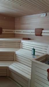 een sauna met witte kasten en een wastafel bij Hotel Garnì Gardena - Appartments in Santa Cristina in Val Gardena