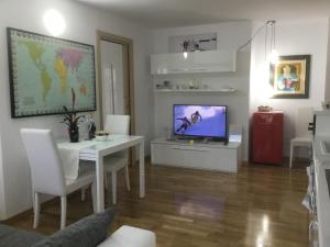 Uma televisão e/ou sistema de entretenimento em White Dream Suites