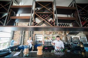 twee koks achter de bar in een restaurant bij Hotel Gutenbergs in Rīga