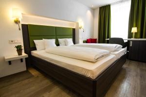 Tempat tidur dalam kamar di Insel-Hotel-Lindau