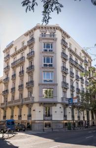 um grande edifício branco numa rua da cidade em Safestay Madrid Central em Madrid