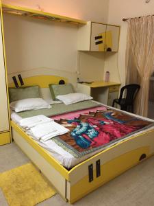 um quarto com uma cama grande num quarto em Rosvilla Guest House em Benaulim