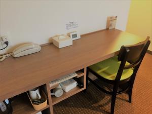 d'un bureau avec un téléphone et une chaise. dans l'établissement Hotel Crown Hills Yamagata, à Yamagata