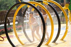 um grupo de meninas brincando em um parque aquático em Xanadu Resort - High Class All Inclusive em Belek