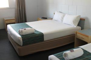 um quarto com uma cama com toalhas em Rocky Glen Hotel Motel Gladstone em Gladstone