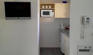 Kitchen o kitchenette sa Riverview Motel