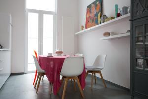 - une salle à manger avec une table et des chaises dans l'établissement B&B Villa 36, à Bruxelles