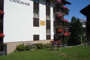 ein Gebäude mit Blumenkästen an der Seite in der Unterkunft Haus Kandahar in Saas-Fee