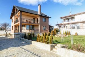 una casa con un jardín delante de ella en Villa Maja, en Varna