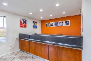 a waiting room with an orange and white wall at Motel 6-Mount Vernon, IL in Mount Vernon