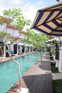 una piscina con ombrellone accanto al resort di Jali Resort - Gili Trawangan a Gili Trawangan