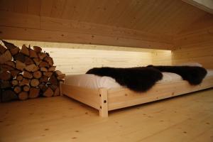 eine Sauna mit 2 Betten und einem Stapel Holz in der Unterkunft Hotel Restaurant Brigitte in Warmensteinach