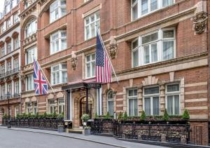 um edifício com duas bandeiras à frente em The Stafford London em Londres