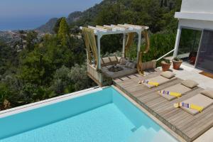 une villa avec une piscine et une maison dans l'établissement Ölüdeniz Loft - Adults Only, à Ölüdeniz