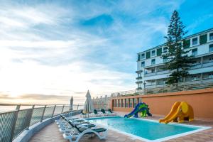 une piscine sur le balcon d'un hôtel dans l'établissement Vila Gale Ericeira, à Ericeira