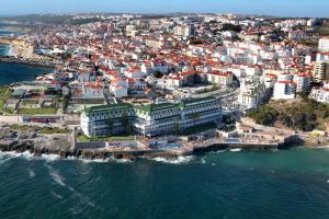 - une vue aérienne sur une ville à côté de l'océan dans l'établissement Vila Gale Ericeira, à Ericeira