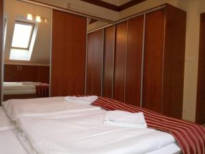 1 dormitorio con 1 cama y armario de madera en Luxury Apartment, en Bešeňová