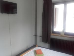 Camera con letto, TV e finestra. di Hotel Anna a Harrachov